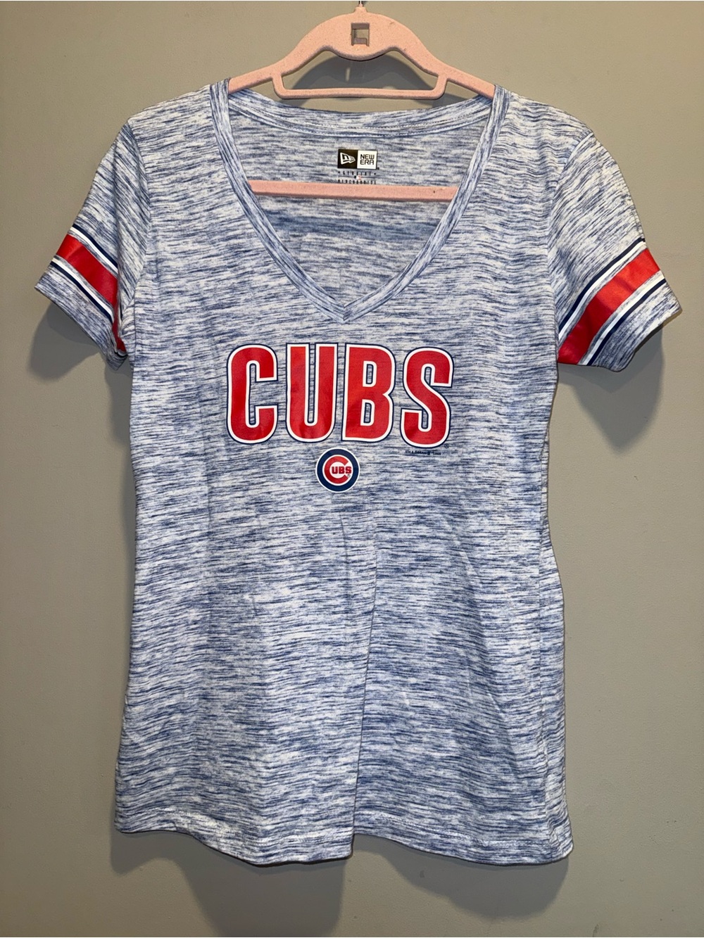 New Era Women's Heathered Light Blue V‑Neck Cubs Tee with Red Accents